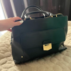 Väska Steve Madden - Så fin väska från Steve Madden som inte kommer till användning längre. 38 cm i bredd, 25 cm i höjd, 15 i djup! ❤️