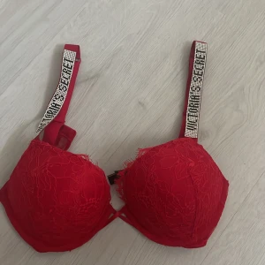 Victoria Secret Bh - Använd 1 gång.  1 vecka efter jag köpte den så börja jag på ppiller och den blev för liten.  Köpt för drygt ett år sedan. Ny skick!  Det är deras push up modell! Nypris runt 800kr