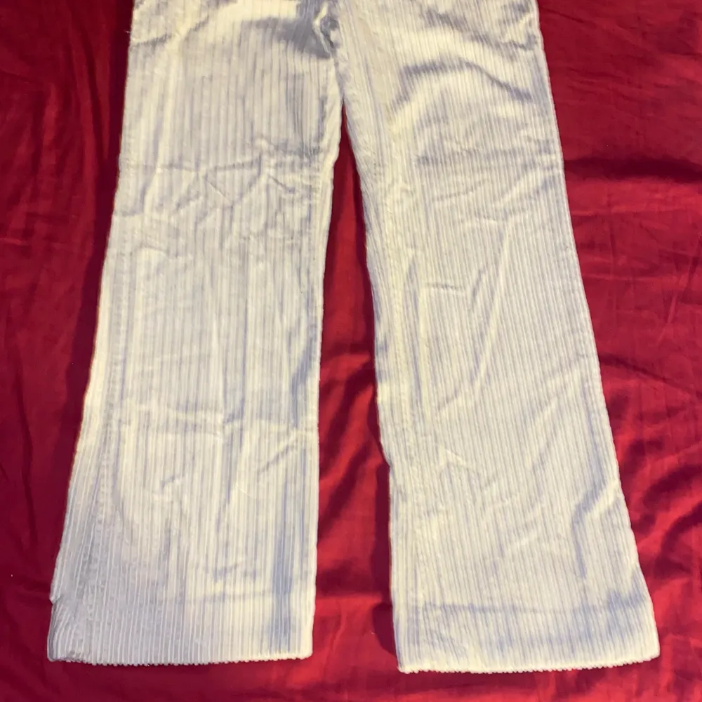 byxorna är beigea och är storlek 36. dom går enda ner på mig som är 158cm lång. på mig sitter dom som midrise. fråga gärna exakt mått o sånt:). Jeans & Byxor.