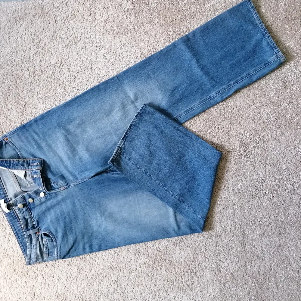 High-waisted wide leg jeans. Metal button closing. Made of 100% cotton. . Jeans & Byxor.