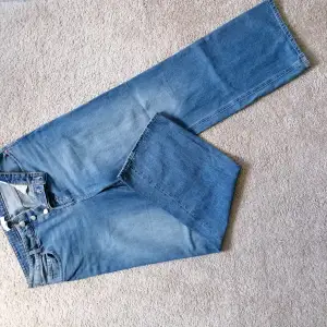 High-waisted wide leg jeans. Metal button closing. Made of 100% cotton. 