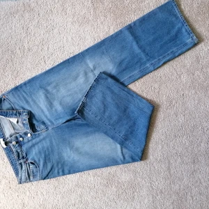 Wide leg jeans - High-waisted wide leg jeans. Metal button closing. Made of 100% cotton. 