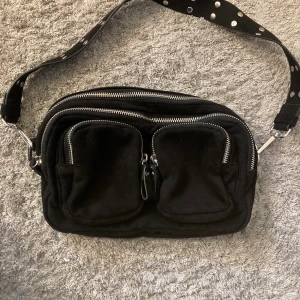 Väska Gina Tricot - Svart handväska från Gina Tricot. Köpt för 360kr, säljer för 150kr direkt för 200kr. Som ny, skriv vid intresse! 