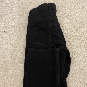 Jeans - Säljer nu dessa svarta jeans fråm Gina tricot i storlek XS, lite korta i benen på mig som är 168. Dom har även en slits nere vid foten. Använda 1-2 gånger. 