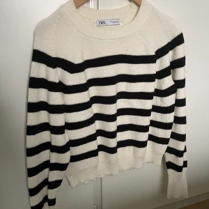 Randig från zara - En randig stickad tröja från zara, storlek S