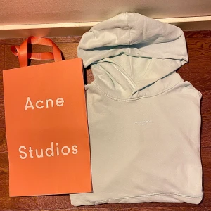 Acne Studios Stockholm Logo Hoodie  - Hejsan, säljer min Acne Studios hoodie i babyblå färg. Den är i jättebra skick utan några tecken på användning som jag märkt. Denna modell är slutsåld nästan överallt, denna färg säljs dock för 420 dollar. Påse medkommer. Pris är diskuterbart, Hör av er!