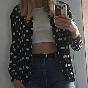 H&M divided prickig skjorta - Superfin vitprickig svart skjorta från H&M divided i storlek 40. Fint skick, knappt använd. Gjord i 100% viskos. 120kr inklusive frakt<3