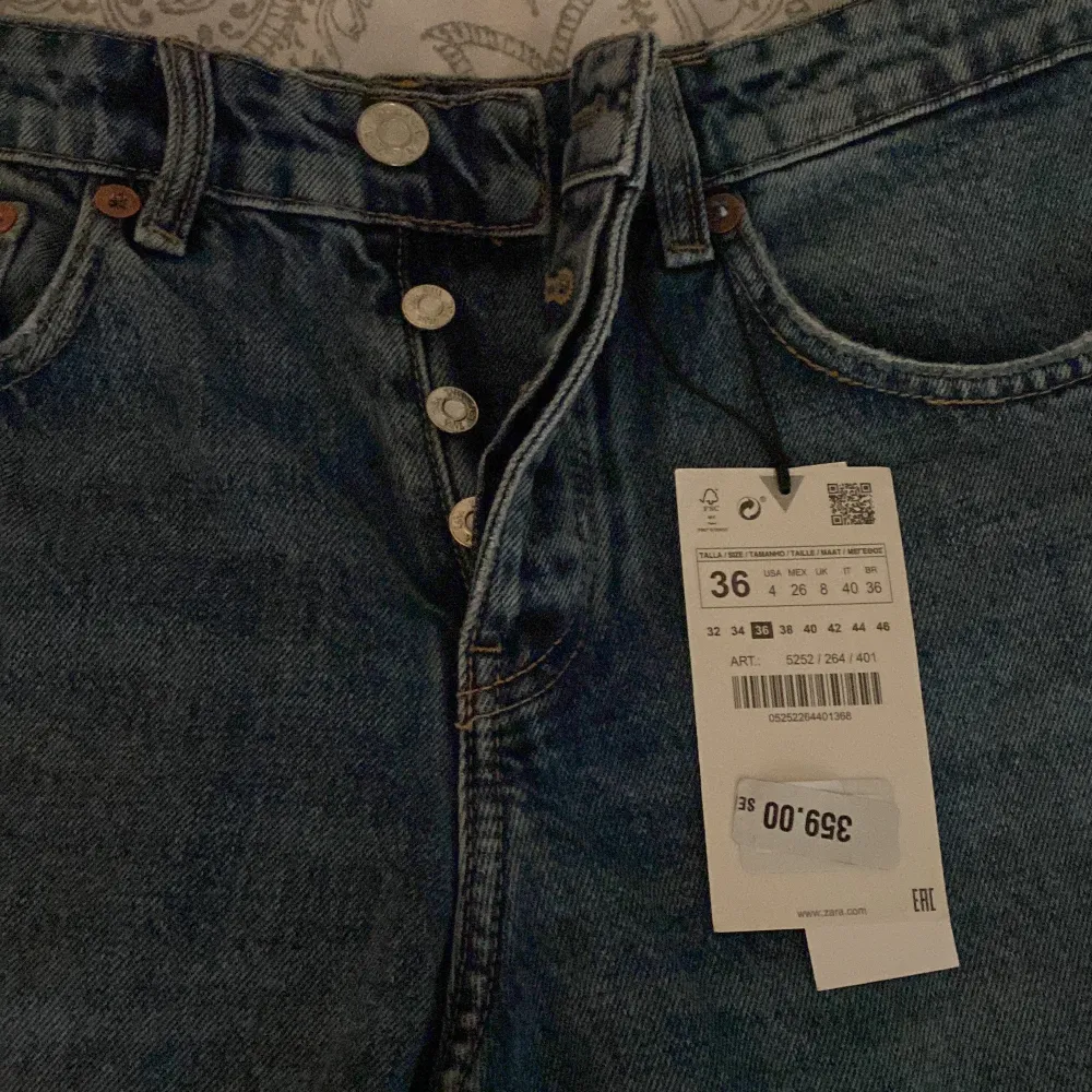 Säljer dessa fina jeans som köptes för ett år sedan men tyvärr inte passade mig. Jag köpte dem för 359kr å säljer för 200kr + frakt men pris kan diskuteras🫶🏼 Dem är i storlek 36, skriv till mig för mer frågor🌟. Jeans & Byxor.