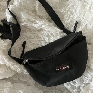 Eastpak Magväska  - Inte mkt använd, gott skick. 