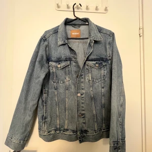 Ljus jeans jacka  - Från weekday  Från herr i storlek M men funkar som overzied för dam 
