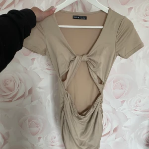 Fest klänning - Super fin och festlig klänning till hösten eller våren! Den är korsad längst fram vilken gör den super elegant. Använd en gång men då den va lite stor håller sig inte riktigt formen på mig