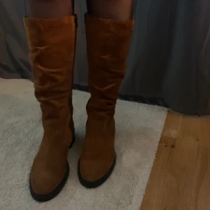 Stövlar  - Så fina höstiga stövlar passar perfekt till båda fest o vardag. Endast använda ett fåtal gånger och nypris runt 1500 kr