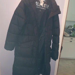 Ny lång hollister vinter jacka  - St xlarge men passar nån med large finns på eskilsvägen vid Haninge centrum men kan träffas upp i Stockholm området eller skicka på posten swish eller kontanter 
