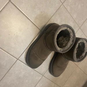 Uggs från Nelly  - Det är bara tr buda!!  Inte äkta UGGS men skrev det för att de liknar uggs. 