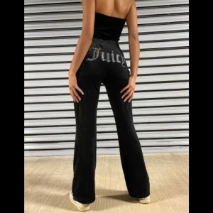 Juciy couture byxor i strl M - ❌Byte eller buda Aldrig andvända juciy couture byxor med text där bak.  Är intresserad av att byta mot ett par me fickor där bak i storlek Xs  , spelar ingen roll färg. Om någon vill köpa dom så e de också bara att skriva.