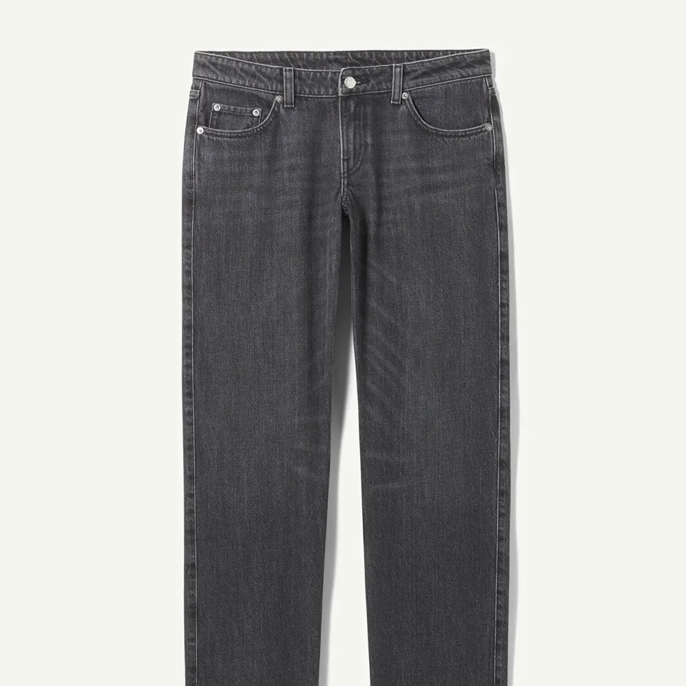 Supersnygga jeans! Använda fåtal gånger så de är i nyskick✨  Slutsålda överallt i alla storlekar, nypris 500kr. Jeans & Byxor.
