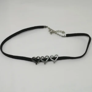 Halsband, choker  - Choker i bra skick.  Bara att kontakta mig om man har några frågor ☺️ Betalning via swish direkt till mig eller genom plick. Frakt: 15 kr. Betalar man via plick gäller fraktkostnaden nedan 👇🏼