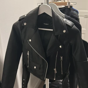 Pull&bear skinnjacka - Knappt använd jacka. Köpte i somras och har använt den 2 gånger. Säljer den nu eftersom den är för liten. Det är inget fel på den! Pris kan diskuteras. NYPRIS 350kr