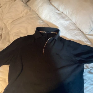 Burberry rugbytröja - Burberry rugbytröja storlek M. Jag är 180 o den sitter aningen för stort på mig
