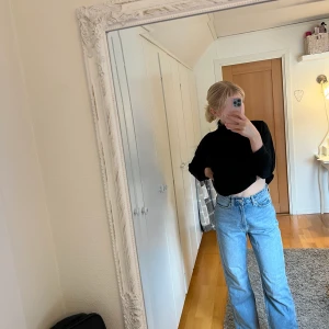 Weekday jeans - Ett par högmidjade blåa jeans från Weekday i storlek 26/30. Använda endast en gång. Köparen står för frakten. 💗