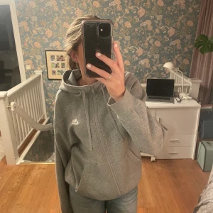 nike hoodie - säljer min jätte sköna nike zip up, super fin och har inga skador den kommer bara inte till användning längre ❤️