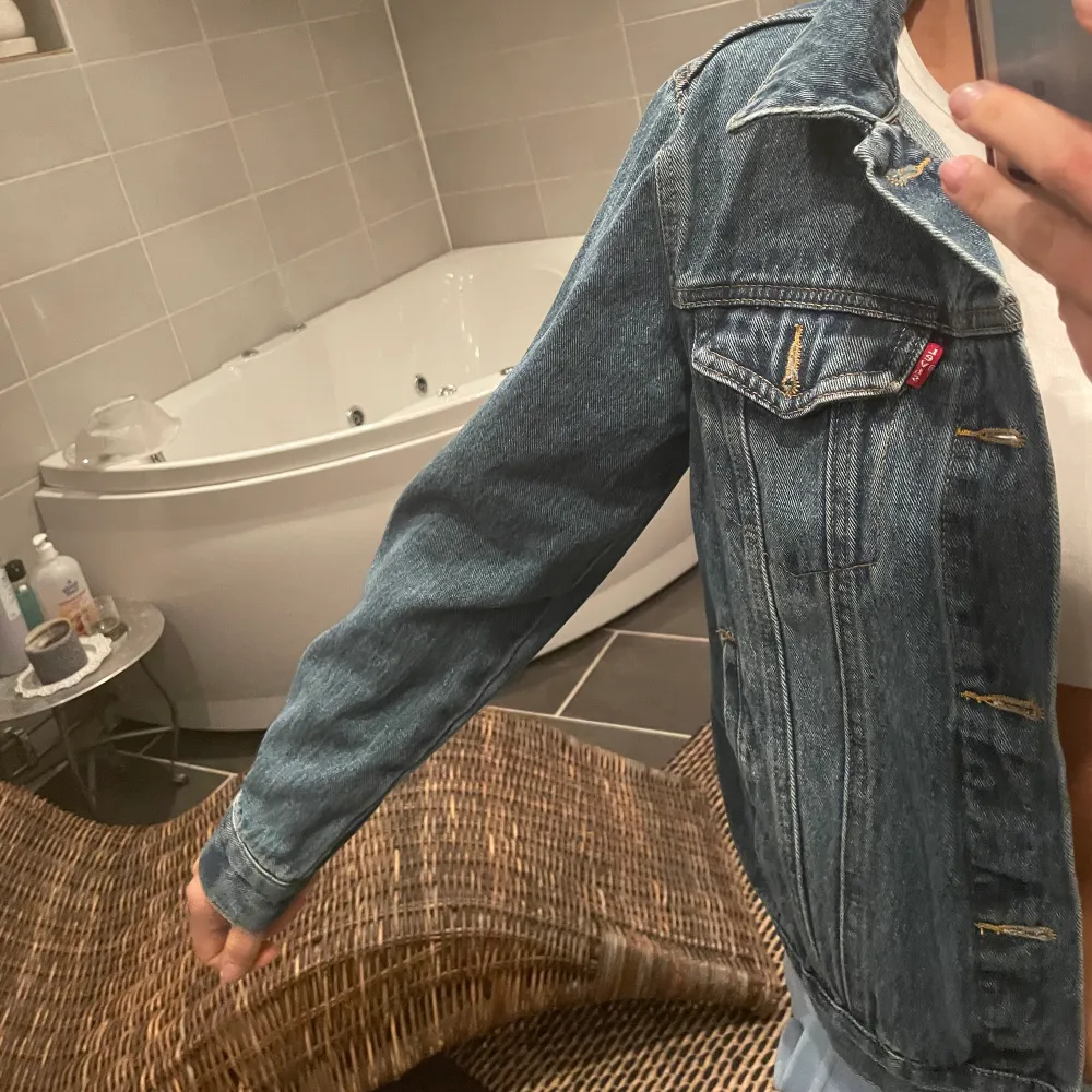 En äkta Levi’s jeans jacka köpt för några år sen, gammal modell men aldrig använd☺️ny skick på materialet och allt🫶köparen står för frakten❤️ ställ gärna frågor privat☺️. Jackor.