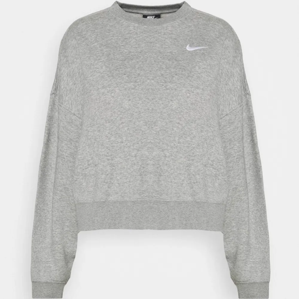 (Lånad bild!) Väldigt fin sweatshirt från Nike i strlk S (oversize) i fint skick köpte för 550 kr ny, skriv för fler egentagna bilder💞( klicka inte på köp nu). Tröjor & Koftor.