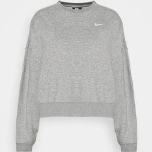 (Lånad bild!) Väldigt fin sweatshirt från Nike i strlk S (oversize) i fint skick köpte för 550 kr ny, skriv för fler egentagna bilder💞( klicka inte på köp nu)