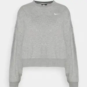 (Lånad bild!) Väldigt fin sweatshirt från Nike i strlk S (oversize) i fint skick köpte för 550 kr ny, skriv för fler egentagna bilder💞( klicka inte på köp nu)