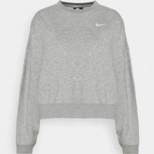 Nike sweatshirt  - (Lånad bild!) Väldigt fin sweatshirt från Nike i strlk S (oversize) i fint skick köpte för 550 kr ny, skriv för fler egentagna bilder💞( klicka inte på köp nu)