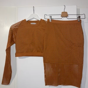 Orange set från Bikbok Angelica blick kollektion - Set från Bikbok, kjol storlek xs och topp storlek s, kan köpas båda tillsammans för 150kr eller enskilt för 80kr.