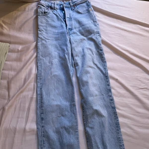 Levi jeans  - Jeans från Levis osäker på exakt strl. Fråga om du är intresserad. Ribcage ancle modellen. I fint skick    Ps säljer ut massa plagg billigt som fan, köper du 5 eller fler får du 15 %