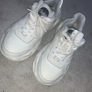 Buffalo  - Storlek 37  Den är vit  Använd typ 5 gånger 