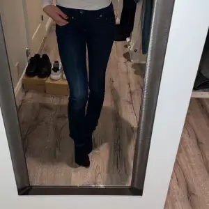 Lågmidjade jeans ifrån märket G Star, i modellen midge straight. Säljer då dom blivit försmå för mig. Strl 25 längd 34, jag är 174 för referens. Endast använda fåtal ggr. ❣️