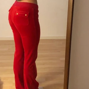 Juciy couture  - Säljer nu mina fina juicy byxor då de blivit försmå:( Skicket är som nytt då jag köpte för 3 månader sedan! Skriv till mig privat för fler bilder!