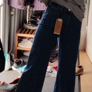 Jeans - Knappt använda jeans från Lindex modell Jackie i storlek 36. Nypris 499kr, säljs då dem inte längre passar. Mycket bra skick.