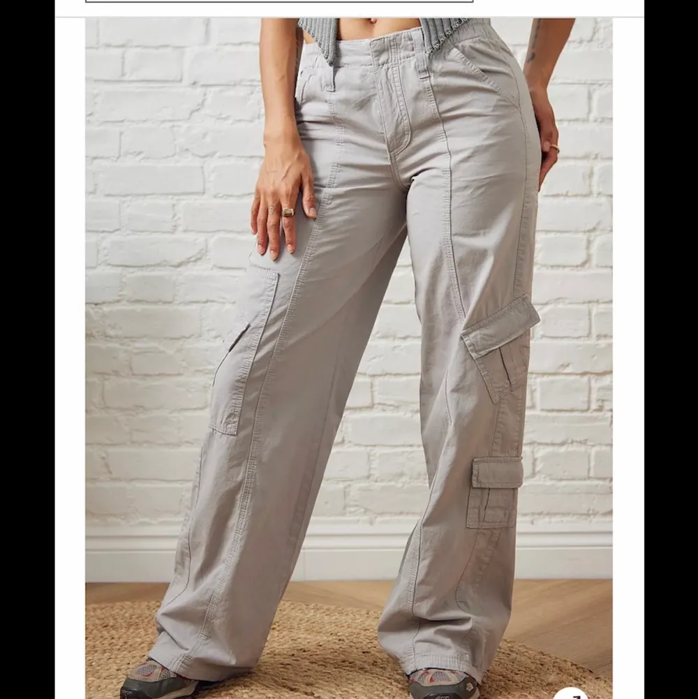 Gråa cargo byxor Köpta på urban outfiters, aldrig använda pga för liten storlek🪐💗original pris är 750kr. Jeans & Byxor.