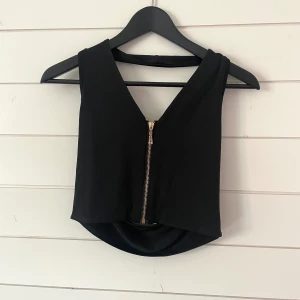 Topp - Supersnygg topp storlek M med en dragkedja ifram, oanvänd 