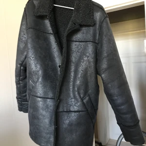 Vegan-läderjacka med foder - Vintage jacka i polyester. Varm som attan. Trasigt knapphål men tycker bara det adderar rock/punk-vibe. Jag är 190 men den funkar bra oversize, syrran som är 170 har lånat. 