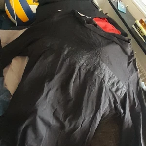 Burberry  - Säljer min tunna långärmade tröjja från Burberry nästan oanvänd å nypriset är ca 7 lax men jag säger 3200 kr snabb affär  Stl medium 