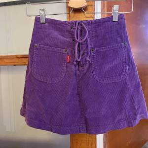 Vintage kjol i manschester, snörning fram och små fickor. Obs liten storlek XS