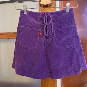 Vintage - Vintage kjol i manschester, snörning fram och små fickor. Obs liten storlek XS