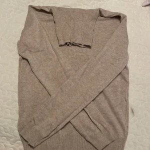 Fin tröja - En beige fin tröja med krage 😀