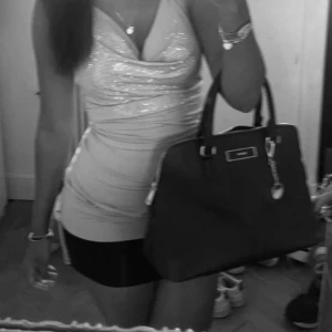 Dkny handväska - Säljer min fina DKNY handväska, stor modell. Ber om ursäkt för dåliga bilder, bara att fråga om fler ❤️ köpte för ca 1900.