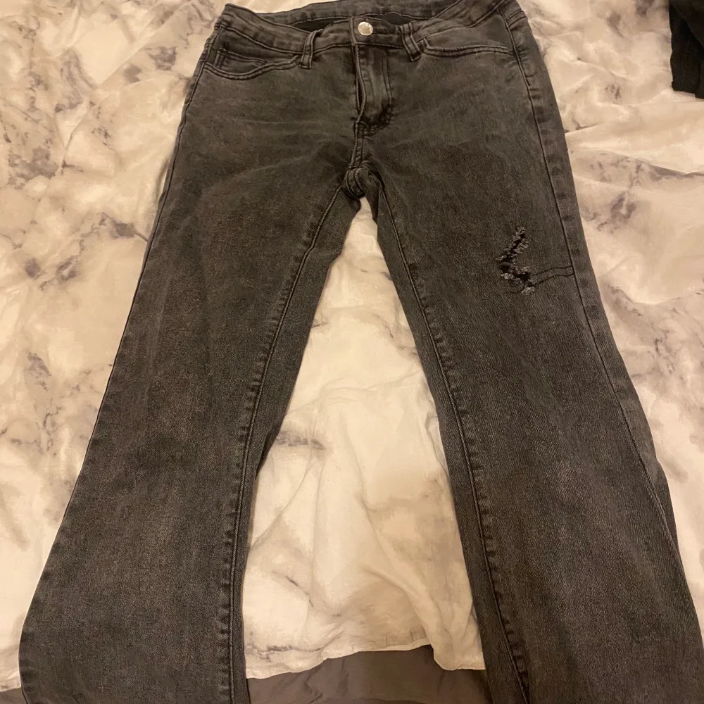 säljer mina lågmidjade bootcut jeans från shein för de är lite för långa på mig. Jeans & Byxor.