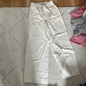 Linnebyxor - Jättefina linnebyxor från & Other stories. Mycket fint skick. Använda fåtal gånger. Säljer pga att de är för små för mig. Storlek 36