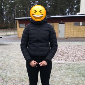 Everest jacka - Säljer nu min favorit jacka då den börjar bli flr liten. Svart Everest dunjacka i storlek 36. Väldigt sparsamt använd, inga deffekter. Väldigt tjock och varm, har extra tyg i ärmarna som man kan dra ner över händerna för extra värme om händerna. 