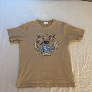 Kenzo t-shirt - ⚡️Säljer kenzo t-shirt. Köpt på NK för 1200kr. Storlek M. Går med på byten.  Priset prutbart. Köparen står för frakt (49kr) ⚡️