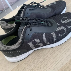 Hugo Boss Volex Trainers - Ett par riktigt snygga skor från Hugo Boss.   Storlek 45 men passar även 44.