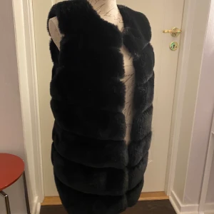 Pälsväst - Svart pälsväst (fake päls) 